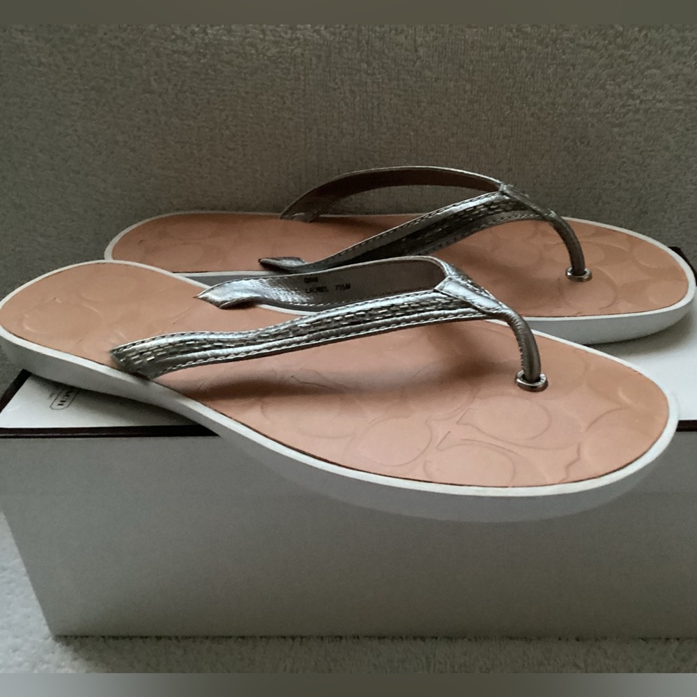 Coach Laurel Silver Thong Flip Flop Sandals Women’s 7.5 NWOB